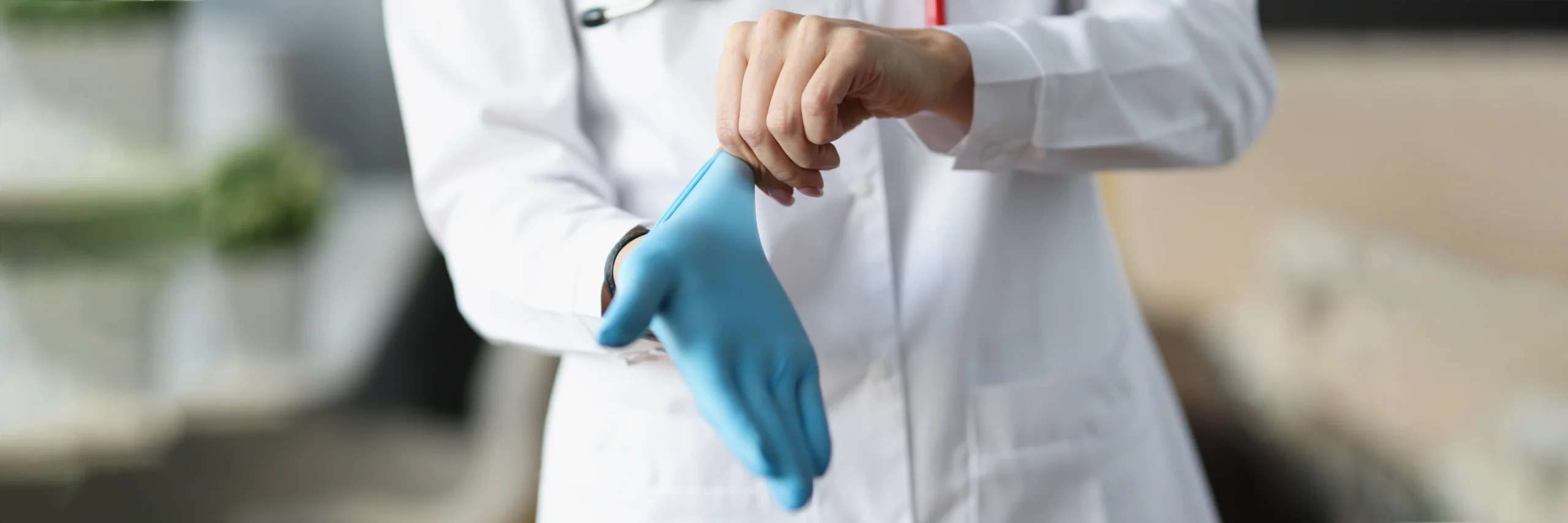 doctor-puts-protective-glove-his-hand Guantes